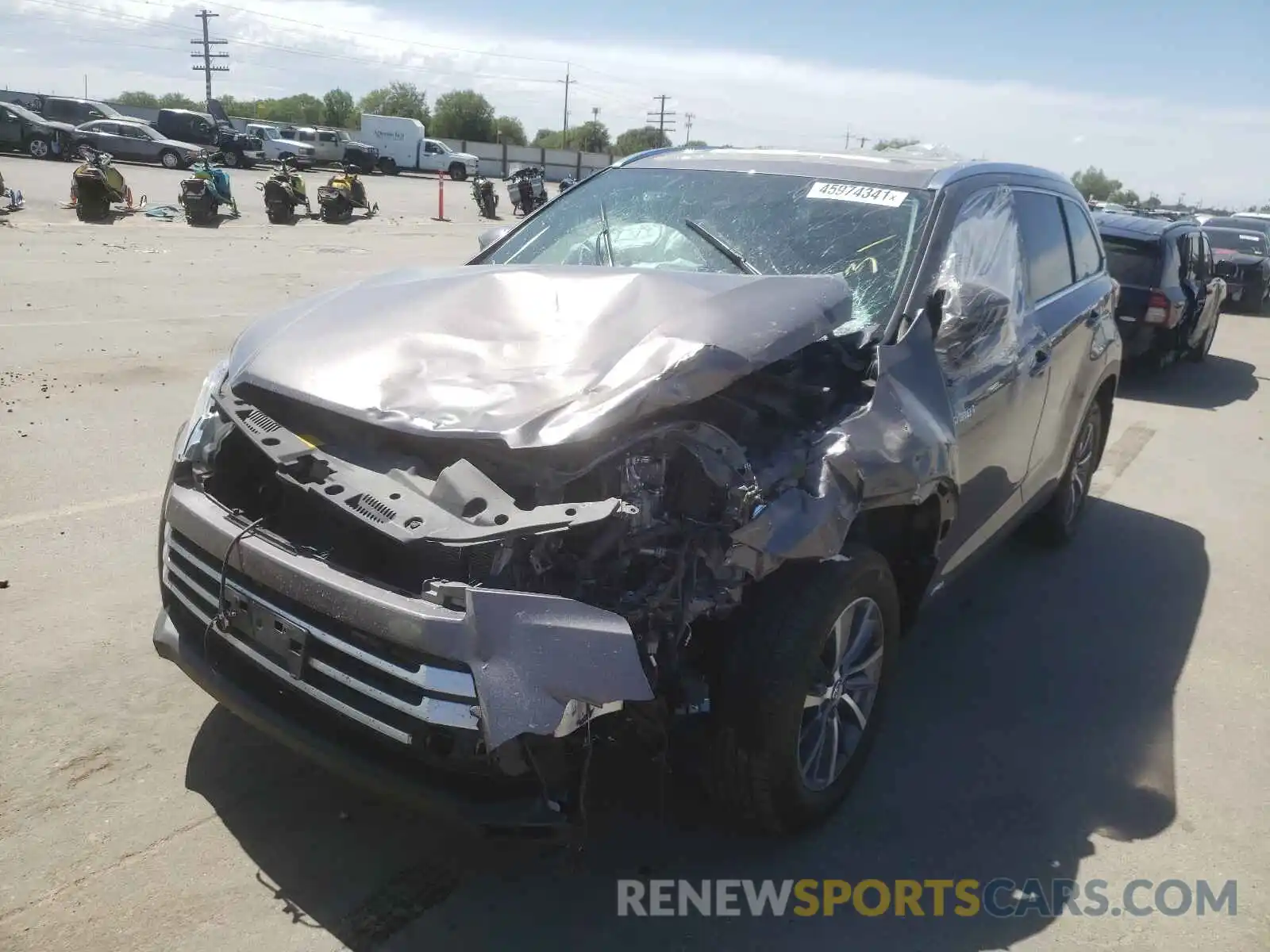 2 Photograph of a damaged car 5TDJGRFH0KS066629 TOYOTA HIGHLANDER 2019