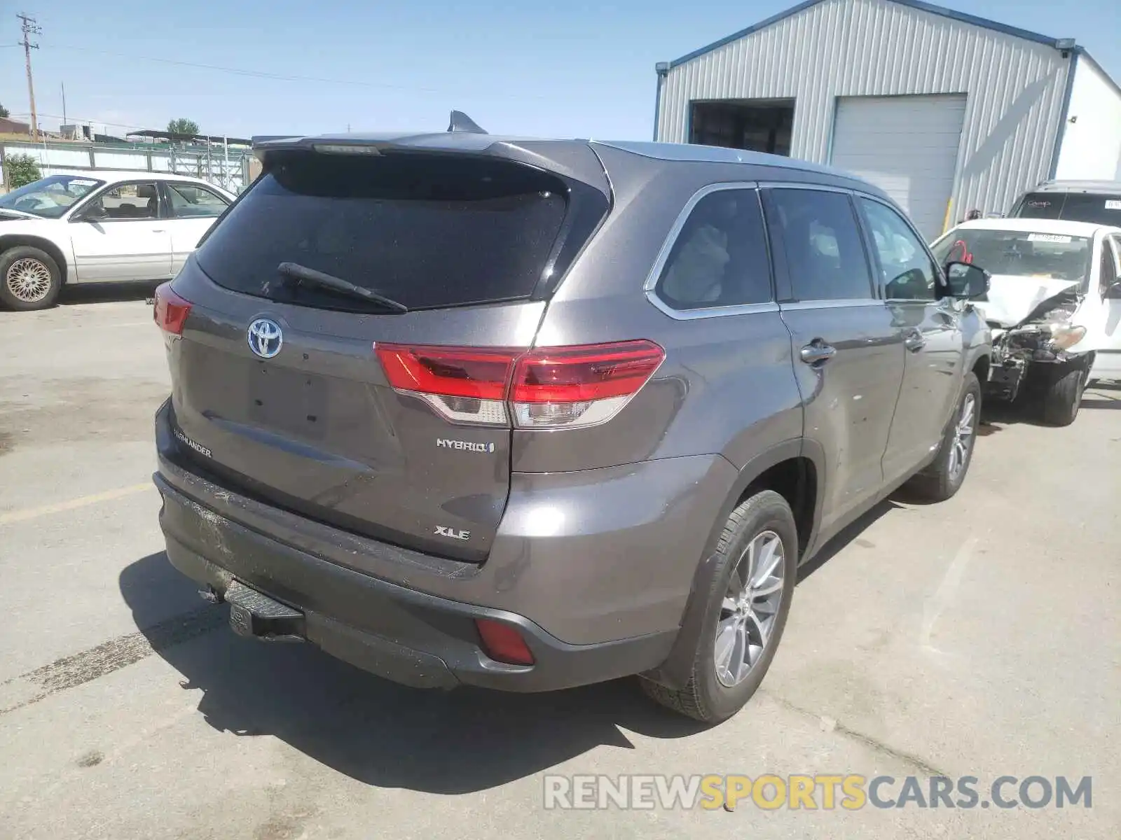 4 Photograph of a damaged car 5TDJGRFH0KS066629 TOYOTA HIGHLANDER 2019