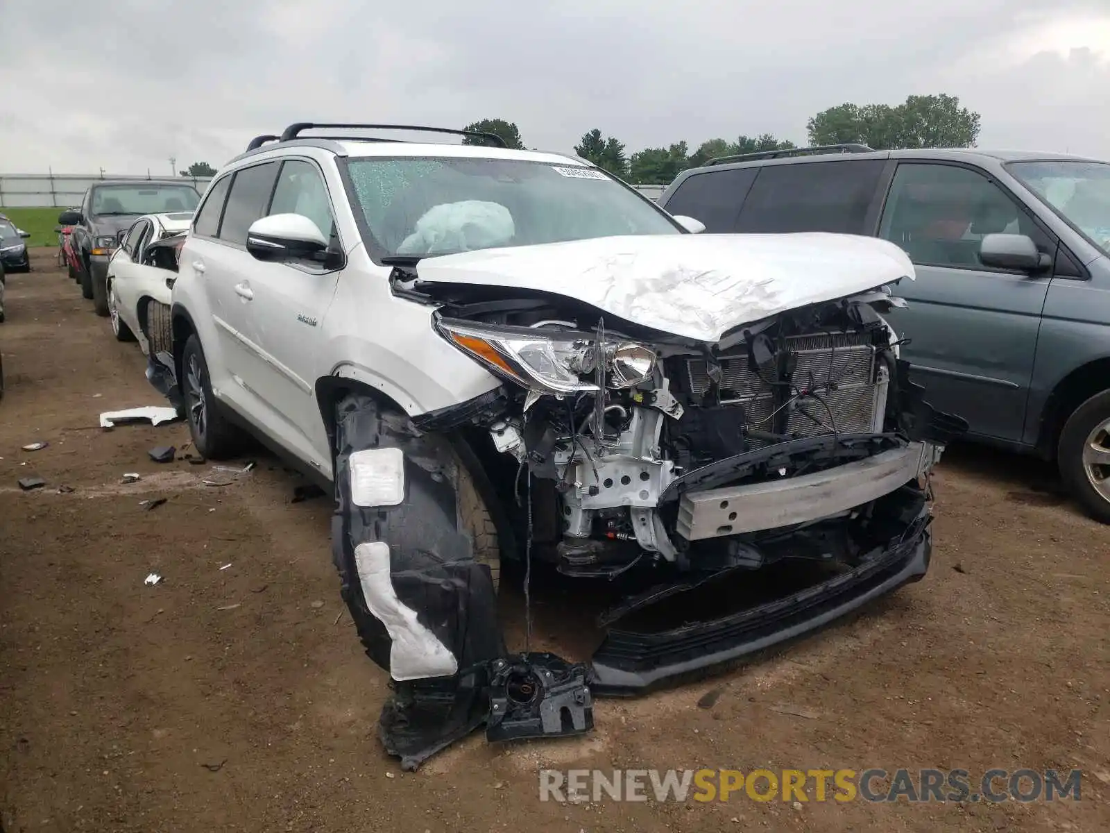 1 Photograph of a damaged car 5TDJGRFH0KS069157 TOYOTA HIGHLANDER 2019