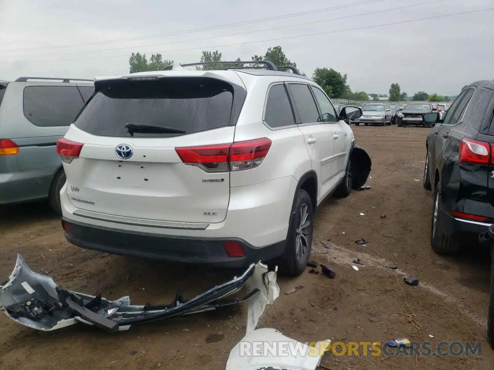 4 Photograph of a damaged car 5TDJGRFH0KS069157 TOYOTA HIGHLANDER 2019