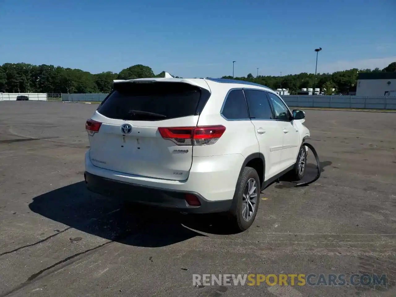 4 Photograph of a damaged car 5TDJGRFH0KS069367 TOYOTA HIGHLANDER 2019