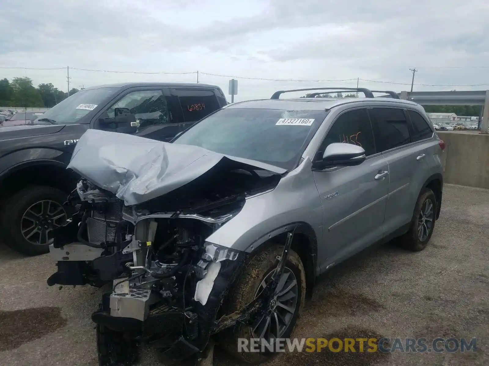 2 Photograph of a damaged car 5TDJGRFH0KS070776 TOYOTA HIGHLANDER 2019