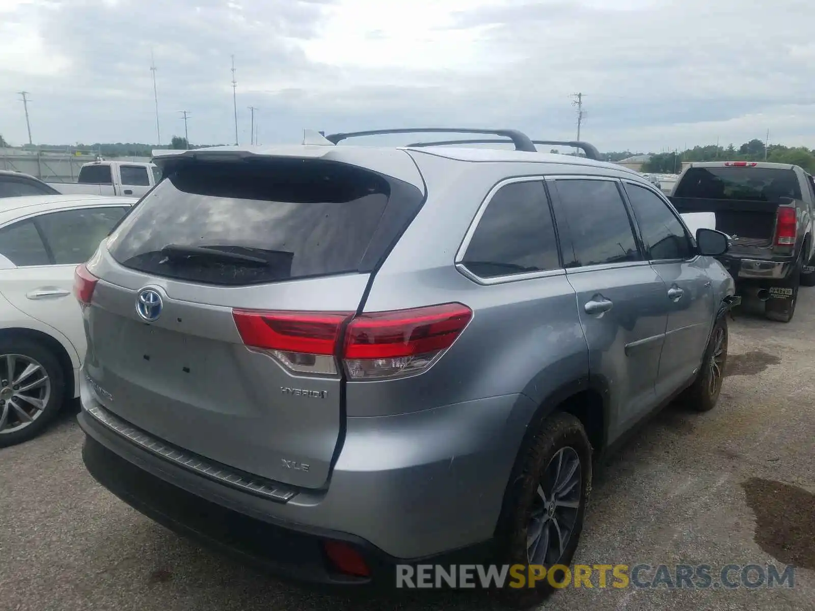 4 Photograph of a damaged car 5TDJGRFH0KS070776 TOYOTA HIGHLANDER 2019