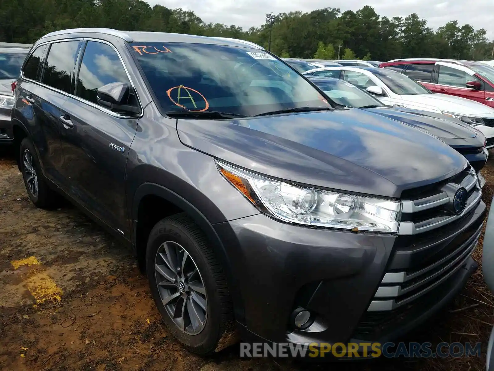 1 Photograph of a damaged car 5TDJGRFH0KS073130 TOYOTA HIGHLANDER 2019