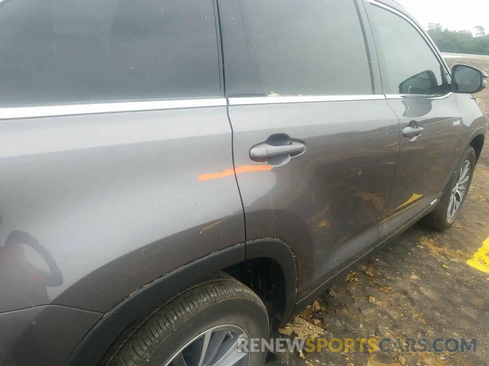 9 Photograph of a damaged car 5TDJGRFH0KS073130 TOYOTA HIGHLANDER 2019