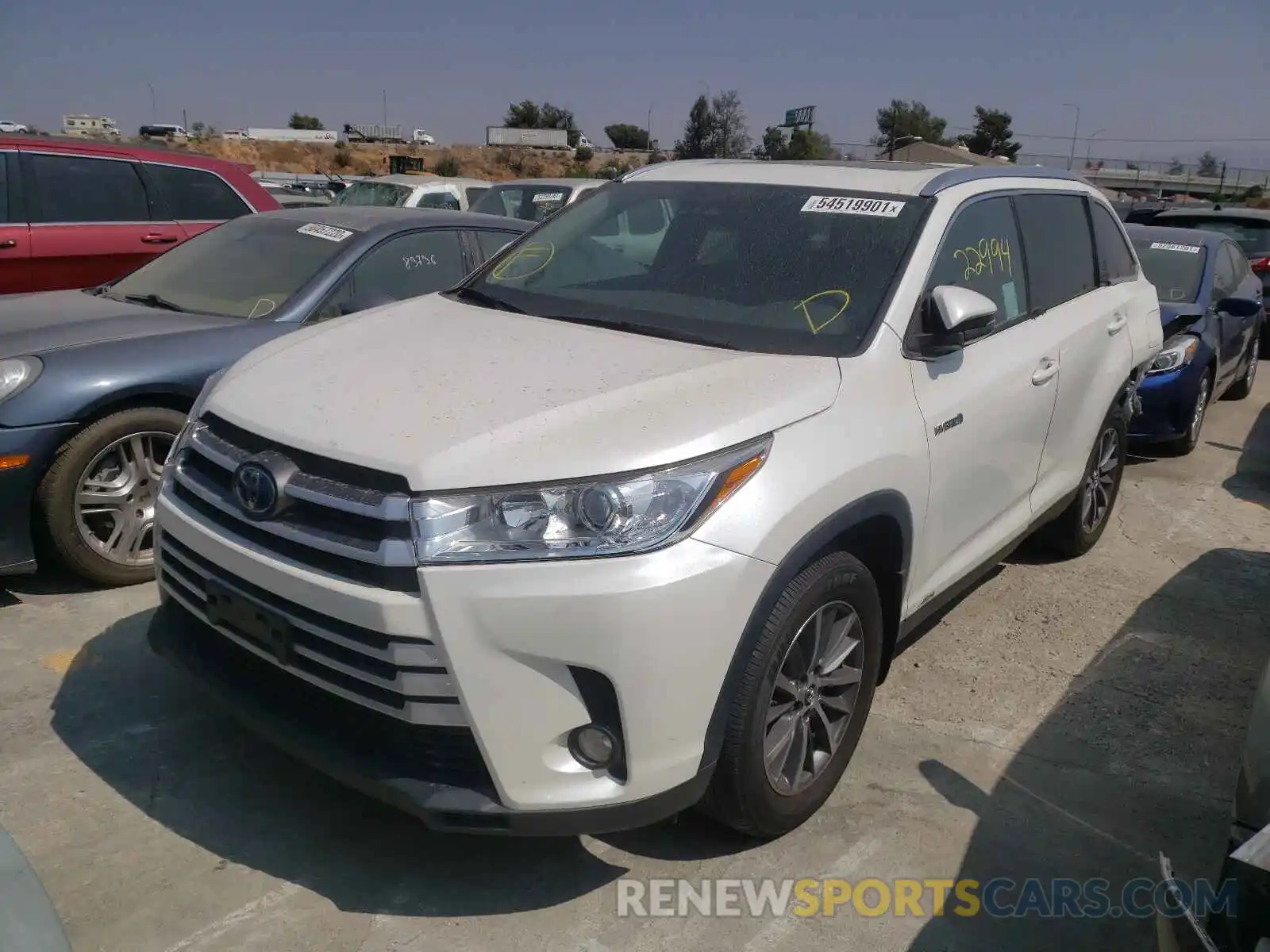 2 Photograph of a damaged car 5TDJGRFH0KS075802 TOYOTA HIGHLANDER 2019