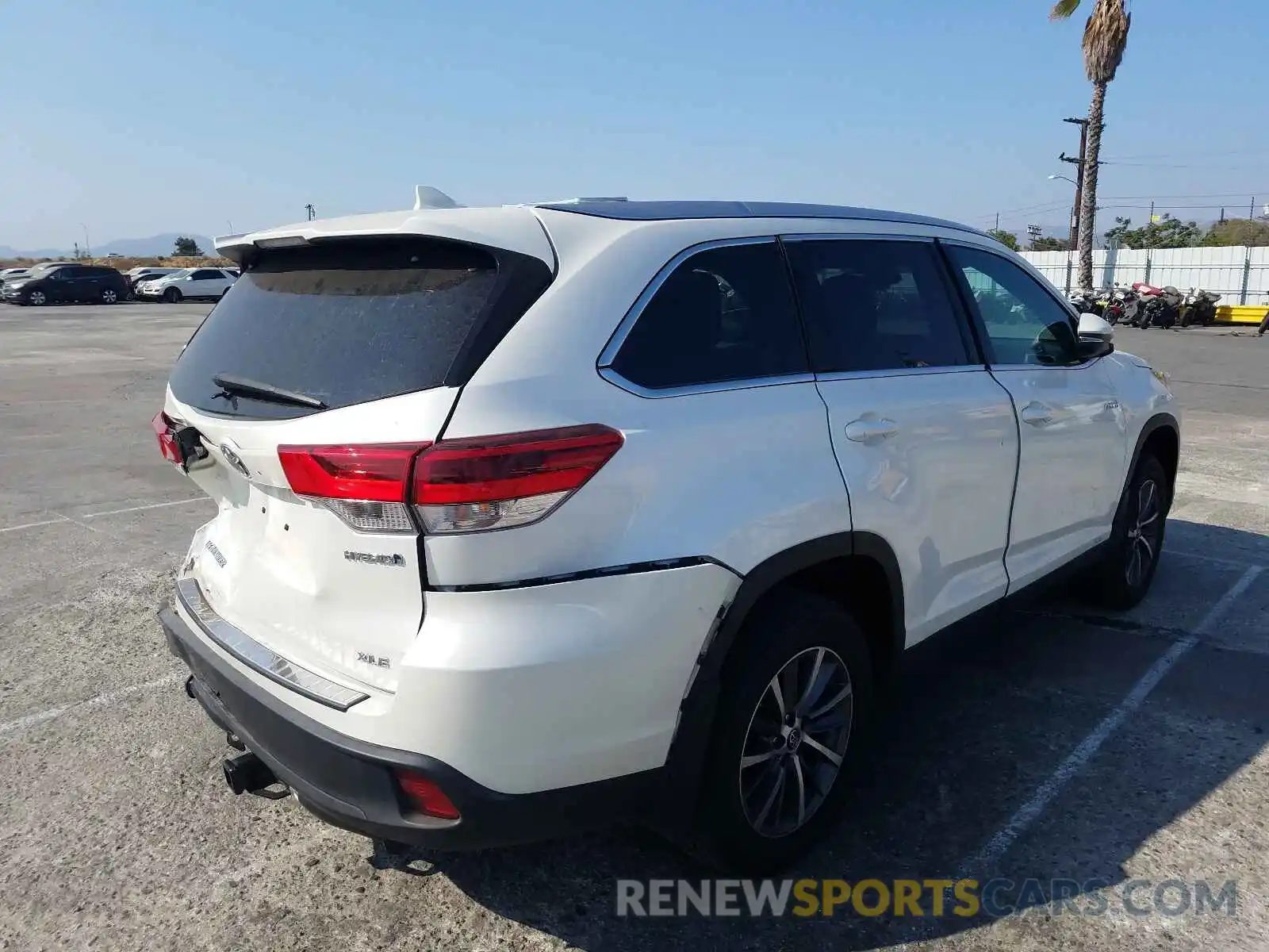 4 Photograph of a damaged car 5TDJGRFH0KS075802 TOYOTA HIGHLANDER 2019