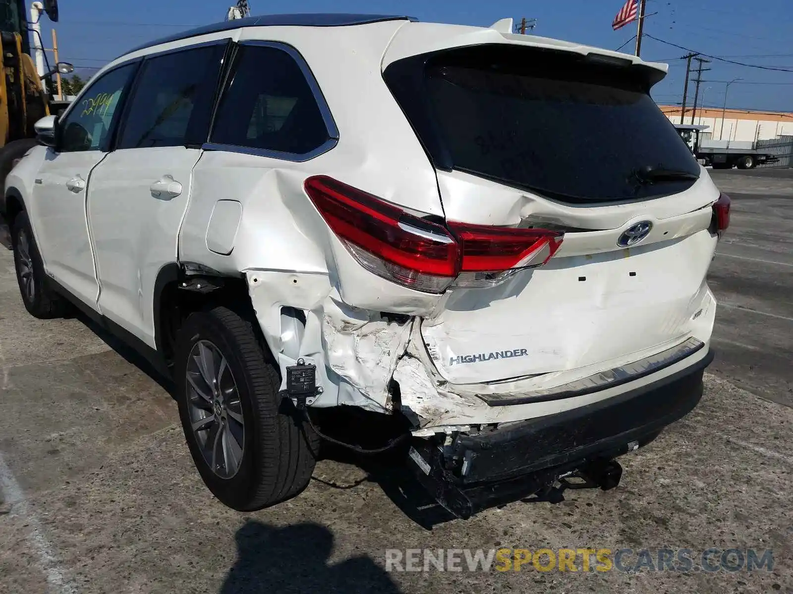 9 Photograph of a damaged car 5TDJGRFH0KS075802 TOYOTA HIGHLANDER 2019