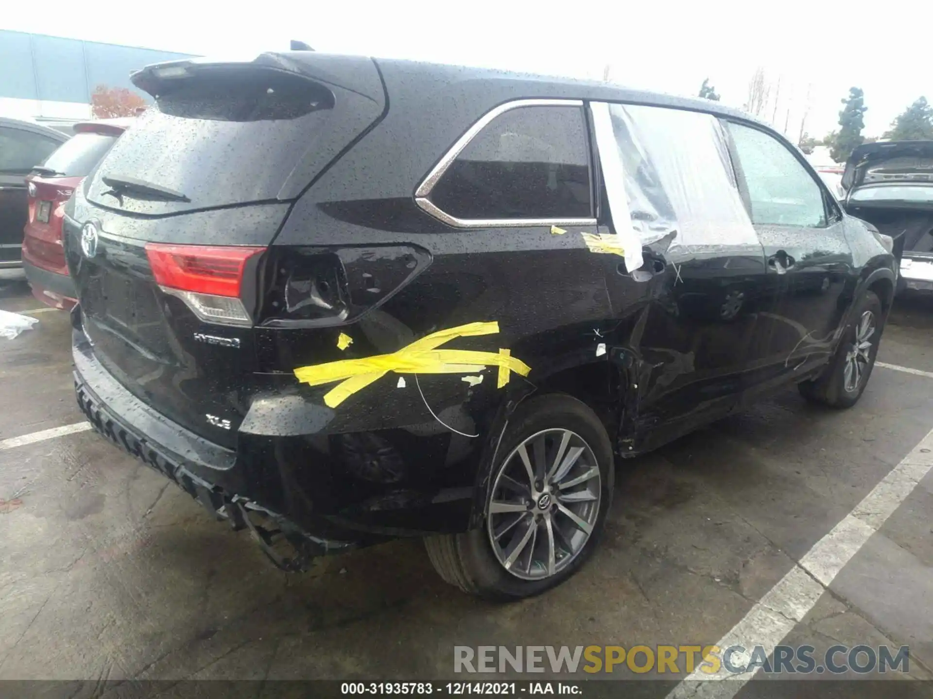 4 Photograph of a damaged car 5TDJGRFH0KS076738 TOYOTA HIGHLANDER 2019