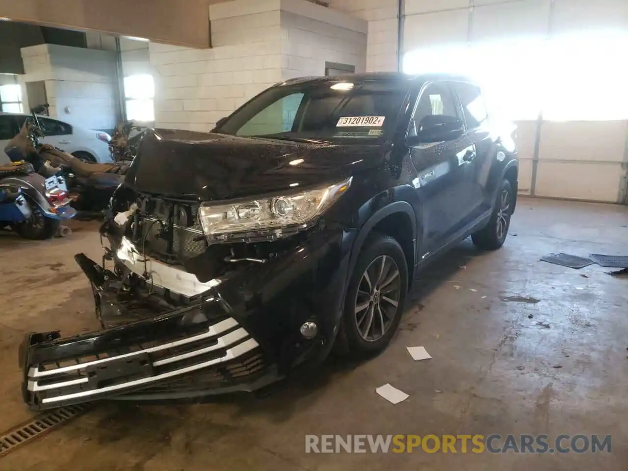 2 Photograph of a damaged car 5TDJGRFH0KS078215 TOYOTA HIGHLANDER 2019