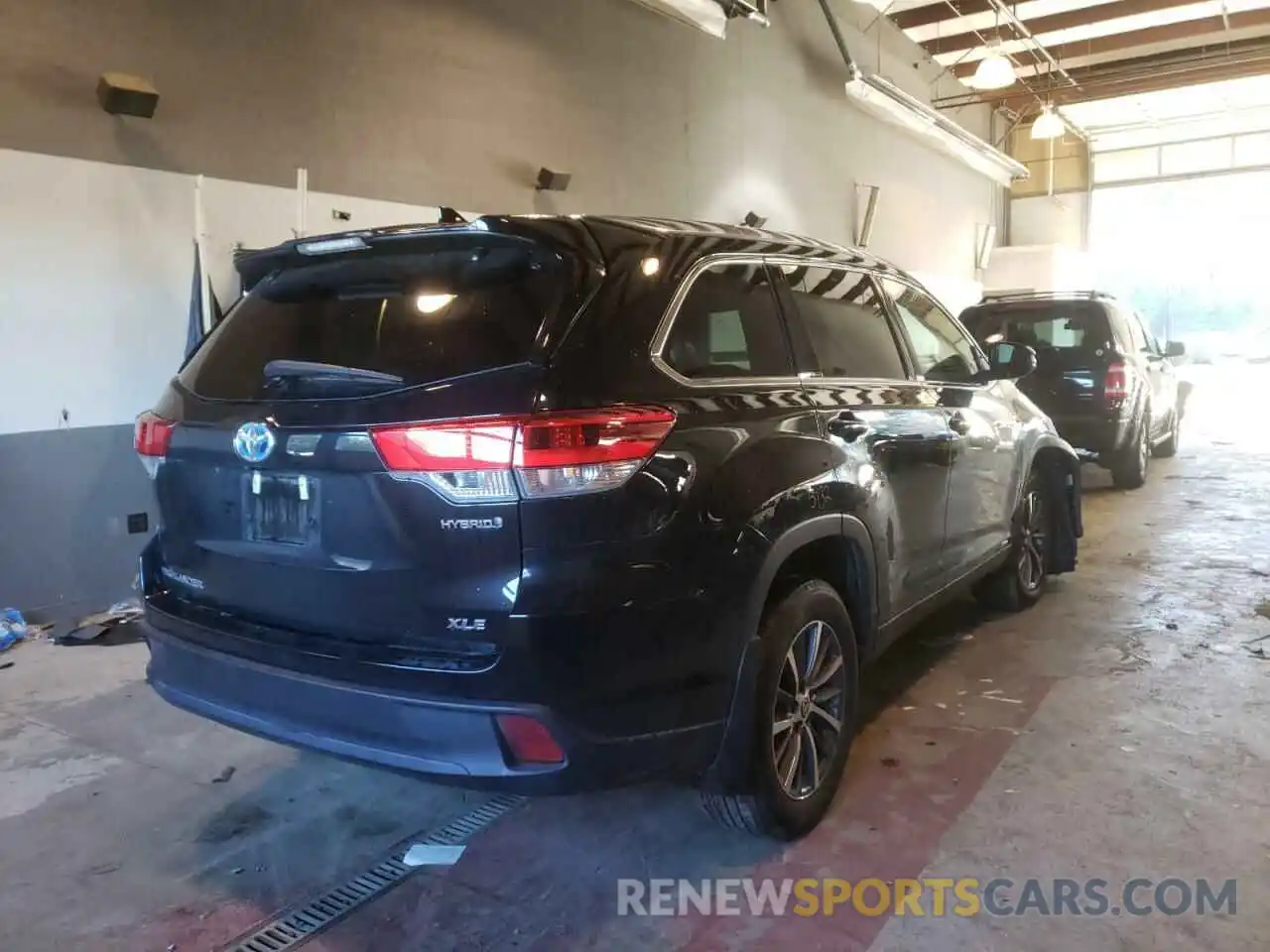 4 Photograph of a damaged car 5TDJGRFH0KS078215 TOYOTA HIGHLANDER 2019