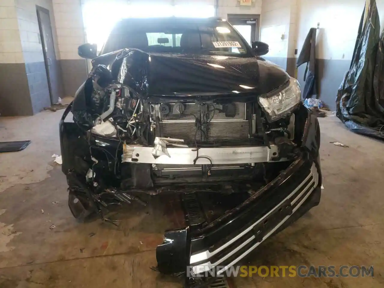 9 Photograph of a damaged car 5TDJGRFH0KS078215 TOYOTA HIGHLANDER 2019