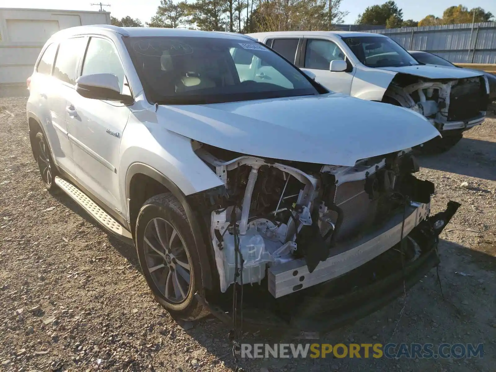 1 Photograph of a damaged car 5TDJGRFH1KS057213 TOYOTA HIGHLANDER 2019