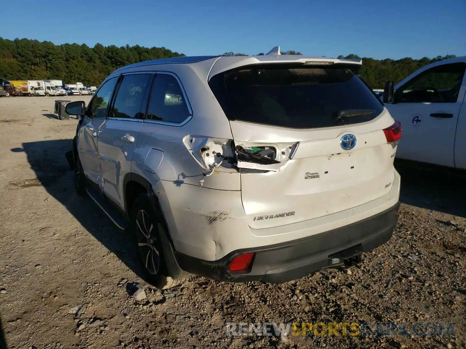 3 Photograph of a damaged car 5TDJGRFH1KS057213 TOYOTA HIGHLANDER 2019