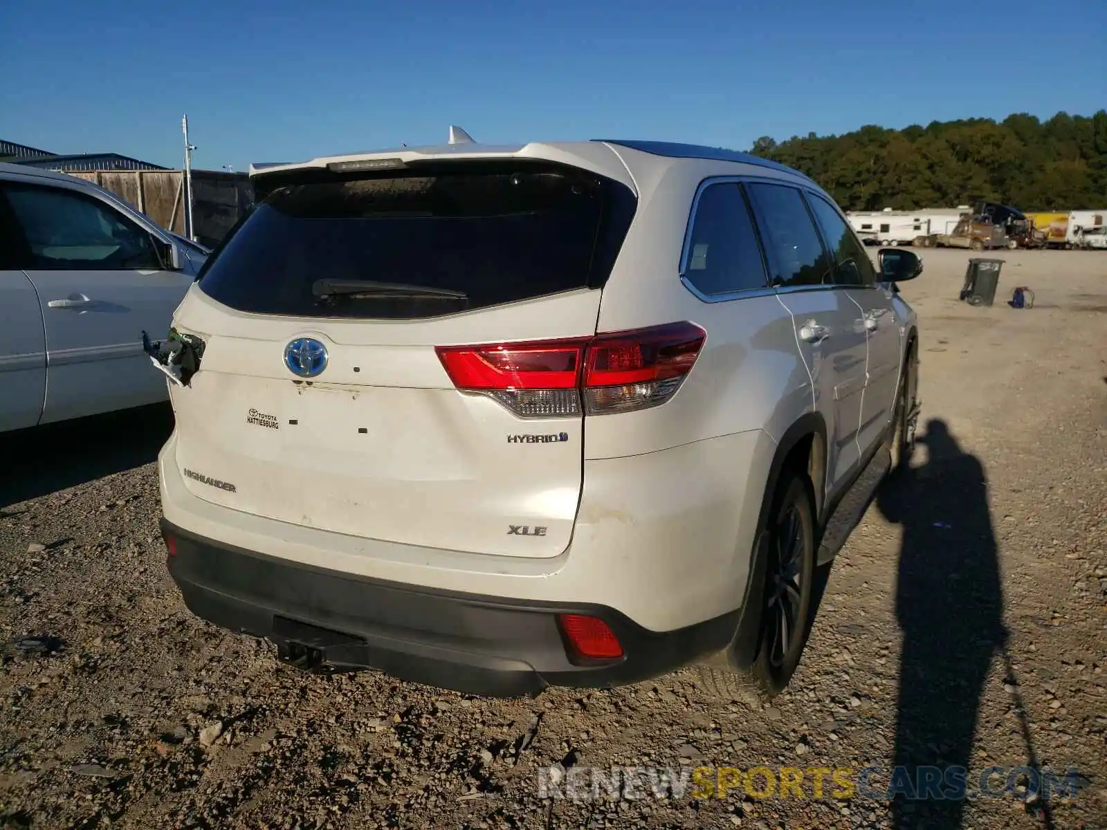 4 Photograph of a damaged car 5TDJGRFH1KS057213 TOYOTA HIGHLANDER 2019