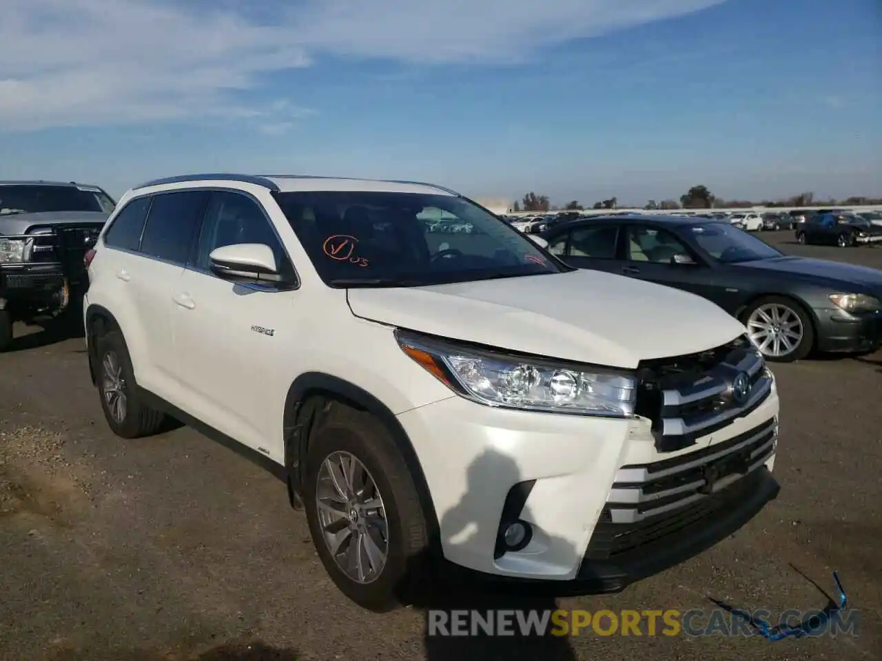 1 Photograph of a damaged car 5TDJGRFH1KS068843 TOYOTA HIGHLANDER 2019