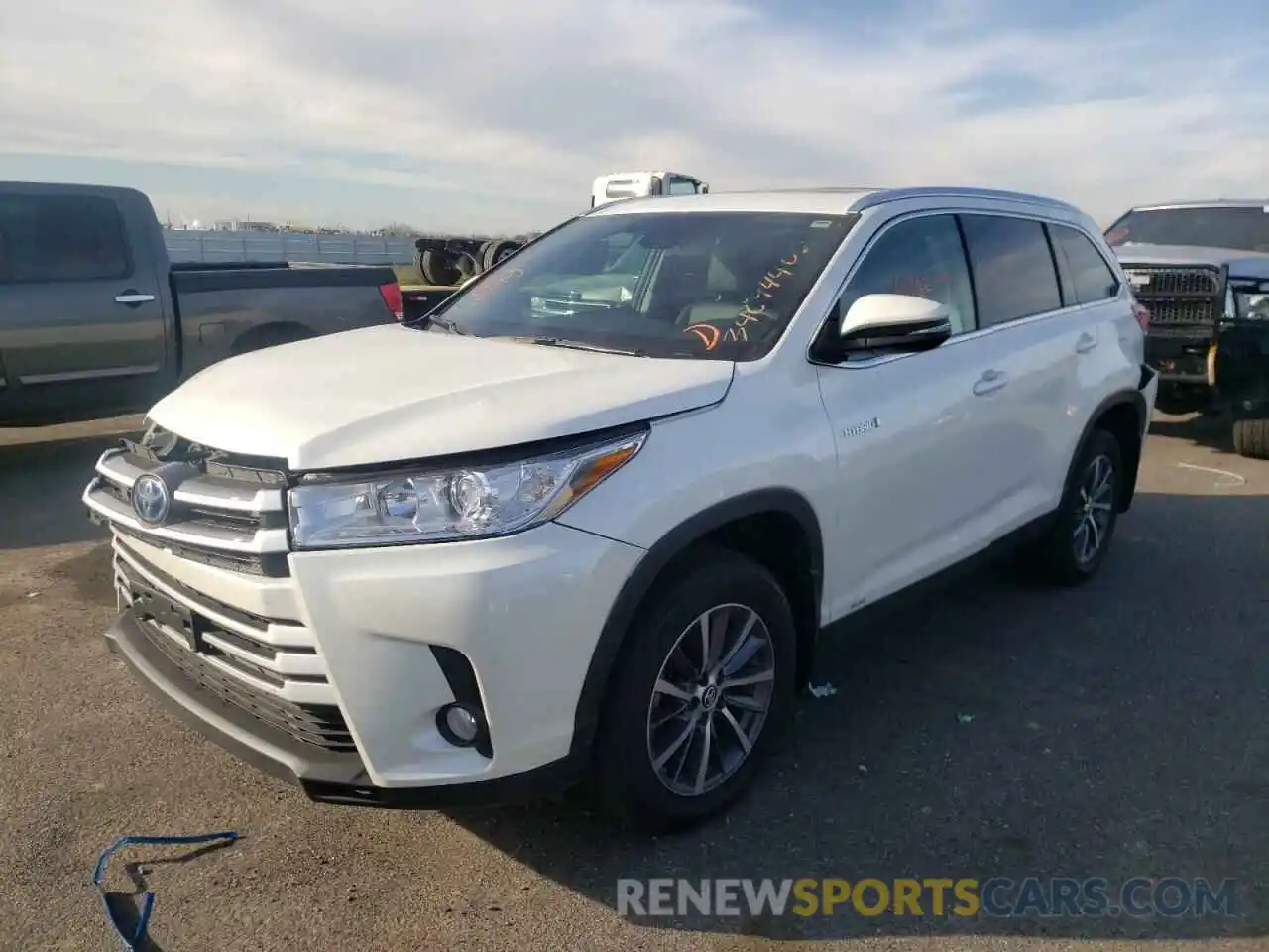 2 Photograph of a damaged car 5TDJGRFH1KS068843 TOYOTA HIGHLANDER 2019