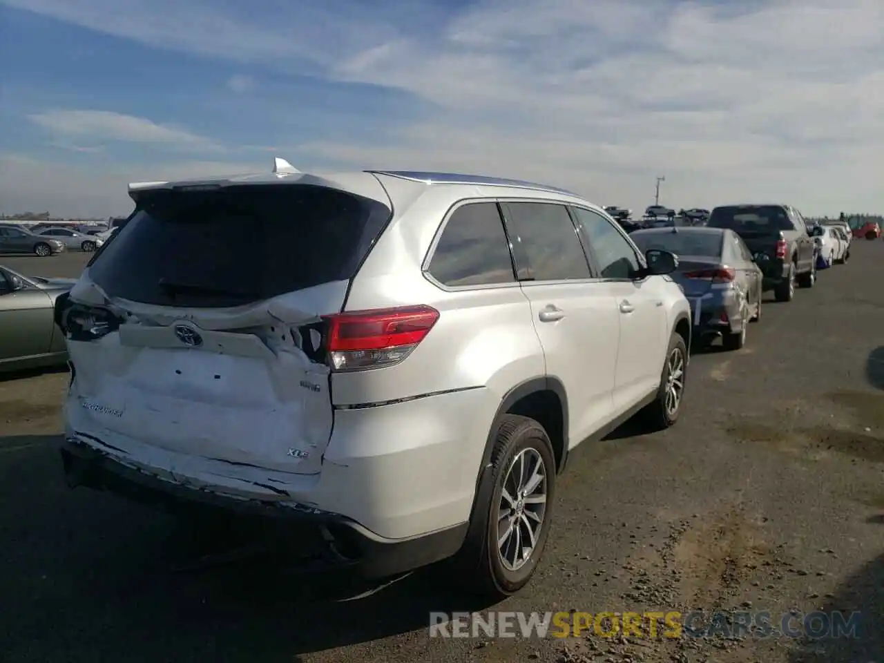 4 Photograph of a damaged car 5TDJGRFH1KS068843 TOYOTA HIGHLANDER 2019