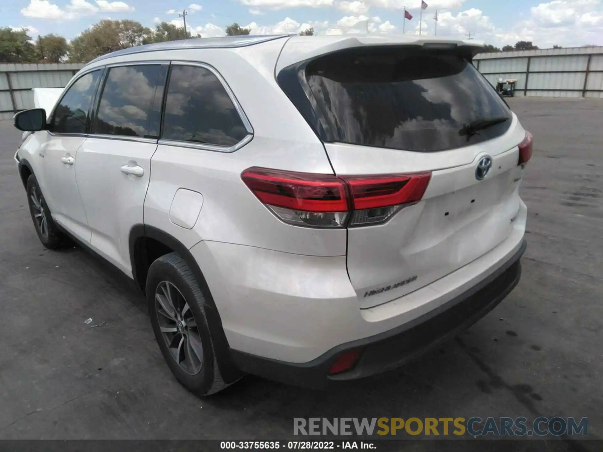 3 Photograph of a damaged car 5TDJGRFH2KS058922 TOYOTA HIGHLANDER 2019