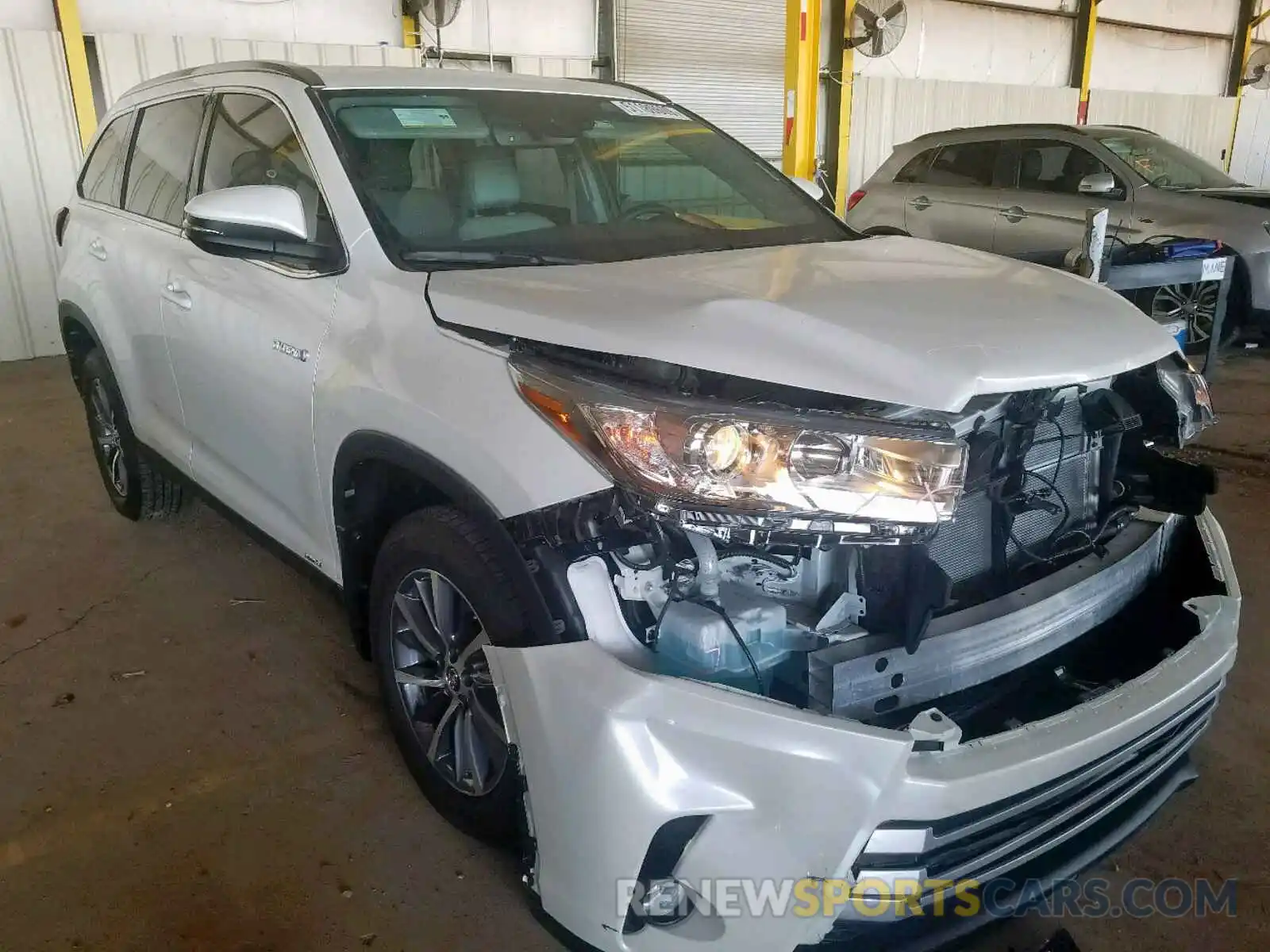 1 Photograph of a damaged car 5TDJGRFH2KS061271 TOYOTA HIGHLANDER 2019