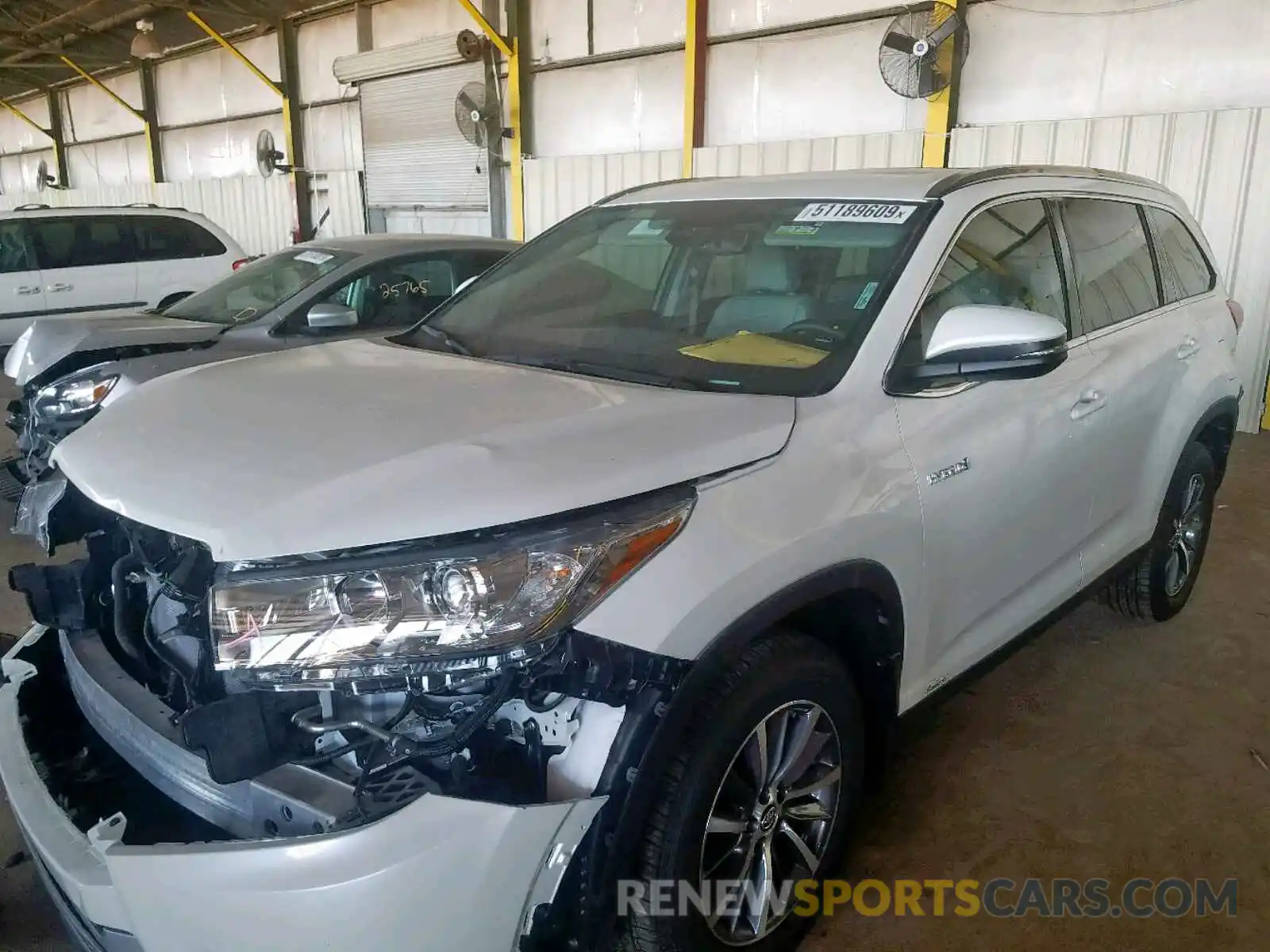 2 Photograph of a damaged car 5TDJGRFH2KS061271 TOYOTA HIGHLANDER 2019