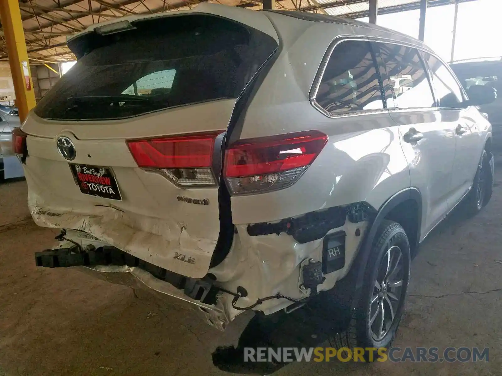 4 Photograph of a damaged car 5TDJGRFH2KS061271 TOYOTA HIGHLANDER 2019