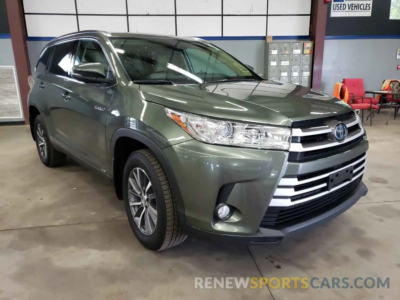 1 Photograph of a damaged car 5TDJGRFH2KS062355 TOYOTA HIGHLANDER 2019