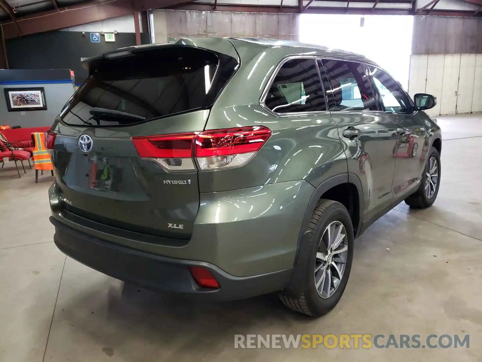 4 Photograph of a damaged car 5TDJGRFH2KS062355 TOYOTA HIGHLANDER 2019