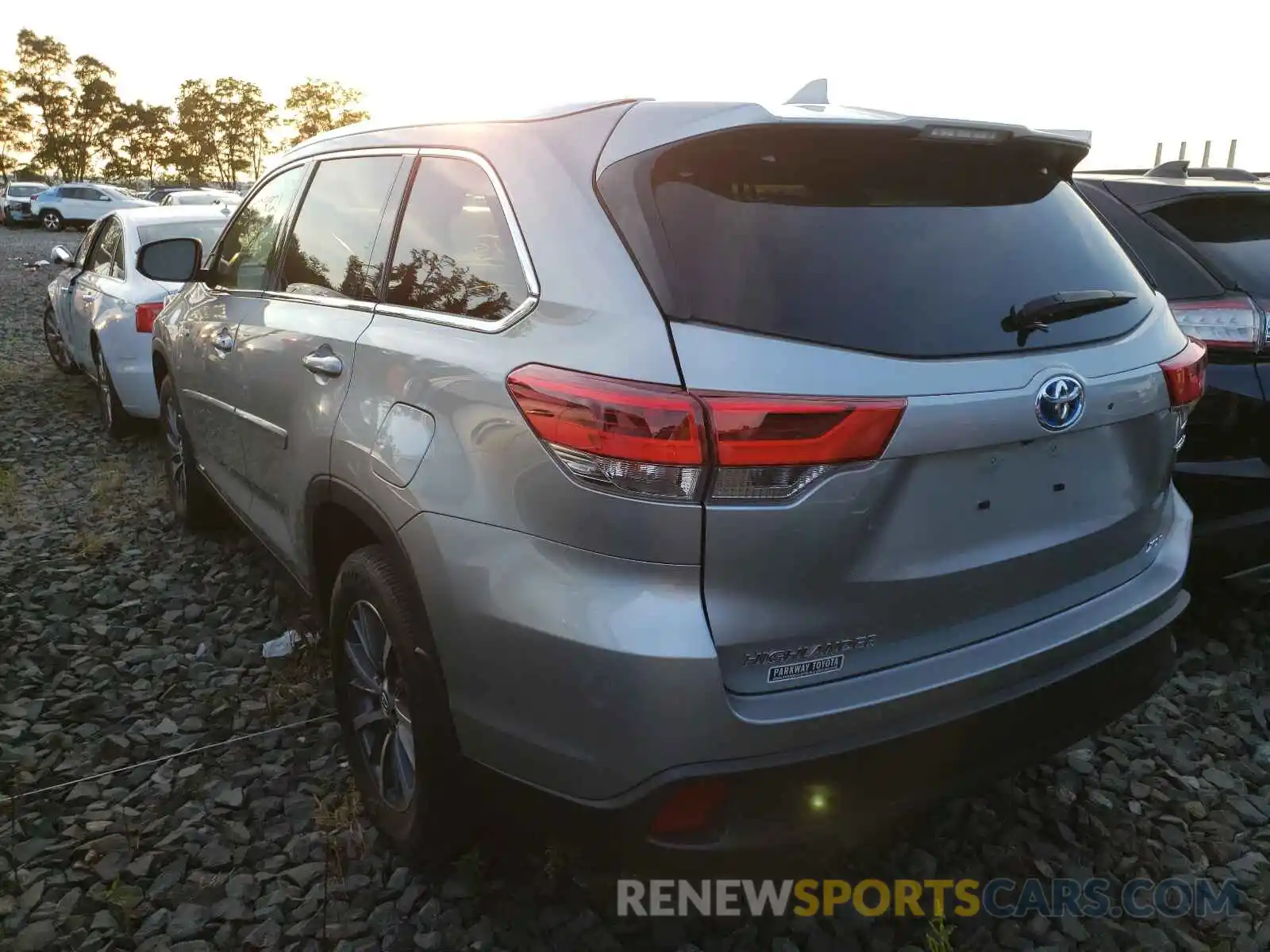 3 Photograph of a damaged car 5TDJGRFH2KS065725 TOYOTA HIGHLANDER 2019