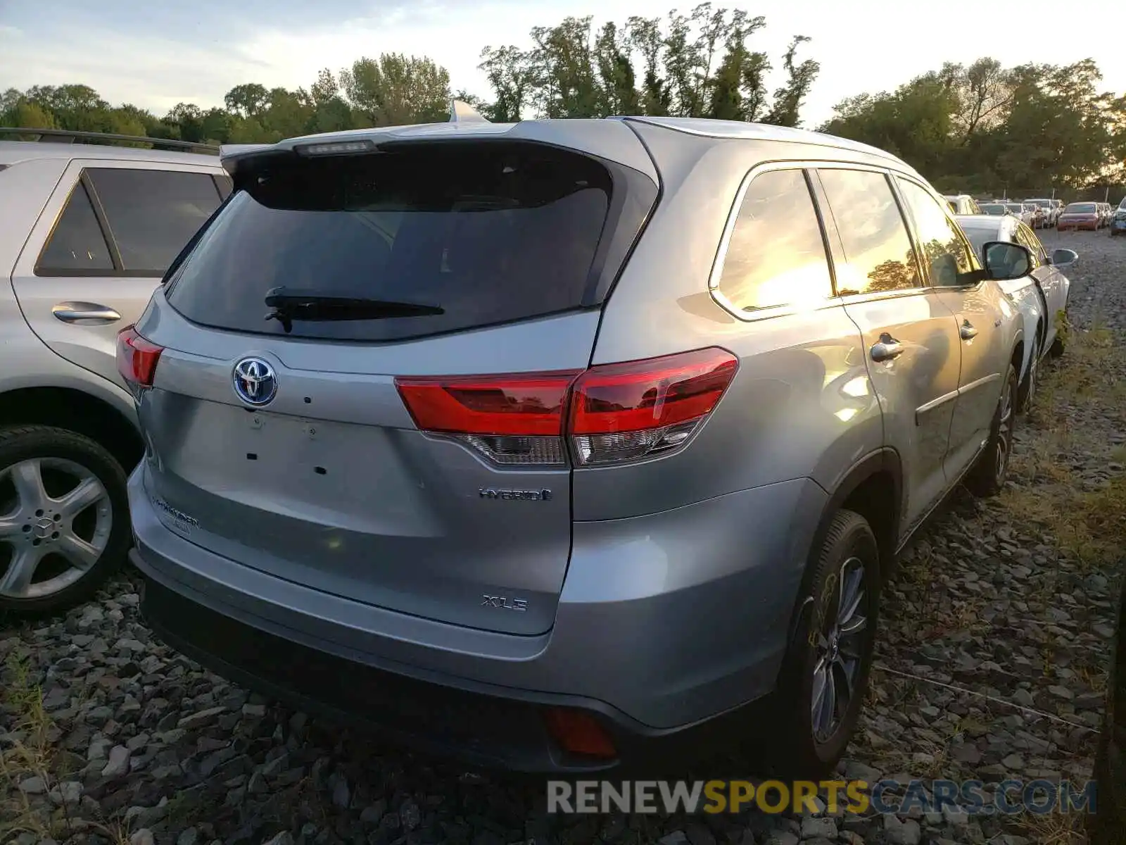 4 Photograph of a damaged car 5TDJGRFH2KS065725 TOYOTA HIGHLANDER 2019