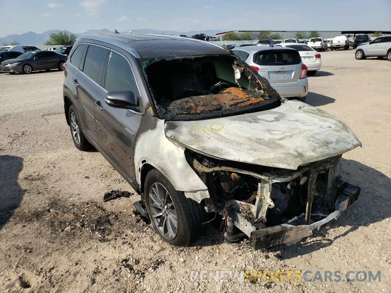1 Photograph of a damaged car 5TDJGRFH2KS065952 TOYOTA HIGHLANDER 2019