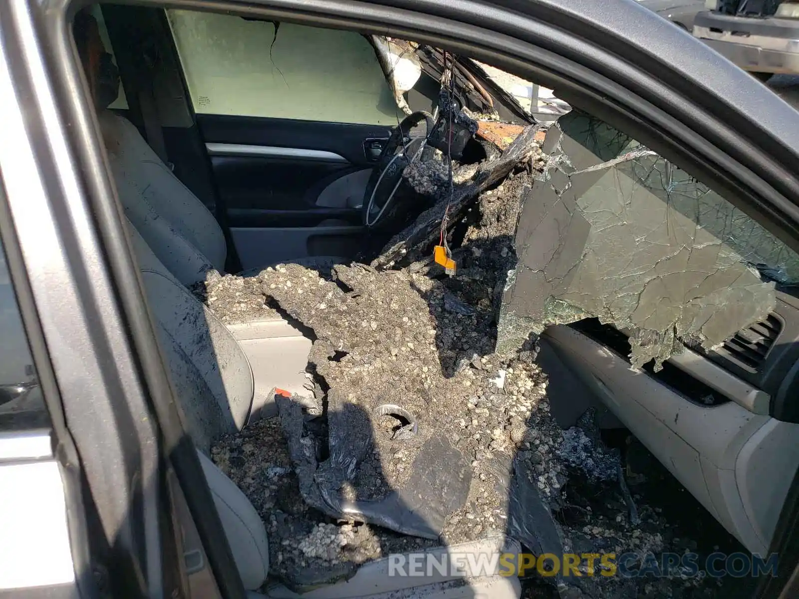 5 Фотография поврежденного автомобиля 5TDJGRFH2KS065952 TOYOTA HIGHLANDER 2019