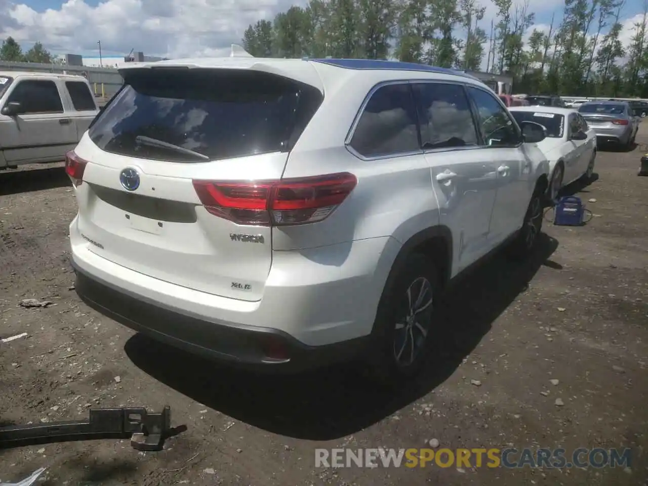 4 Photograph of a damaged car 5TDJGRFH2KS068799 TOYOTA HIGHLANDER 2019