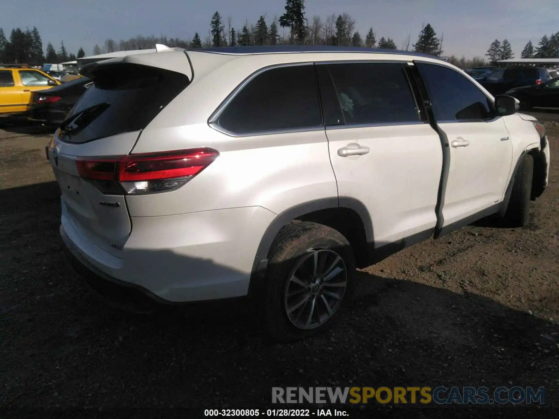 4 Photograph of a damaged car 5TDJGRFH2KS078930 TOYOTA HIGHLANDER 2019