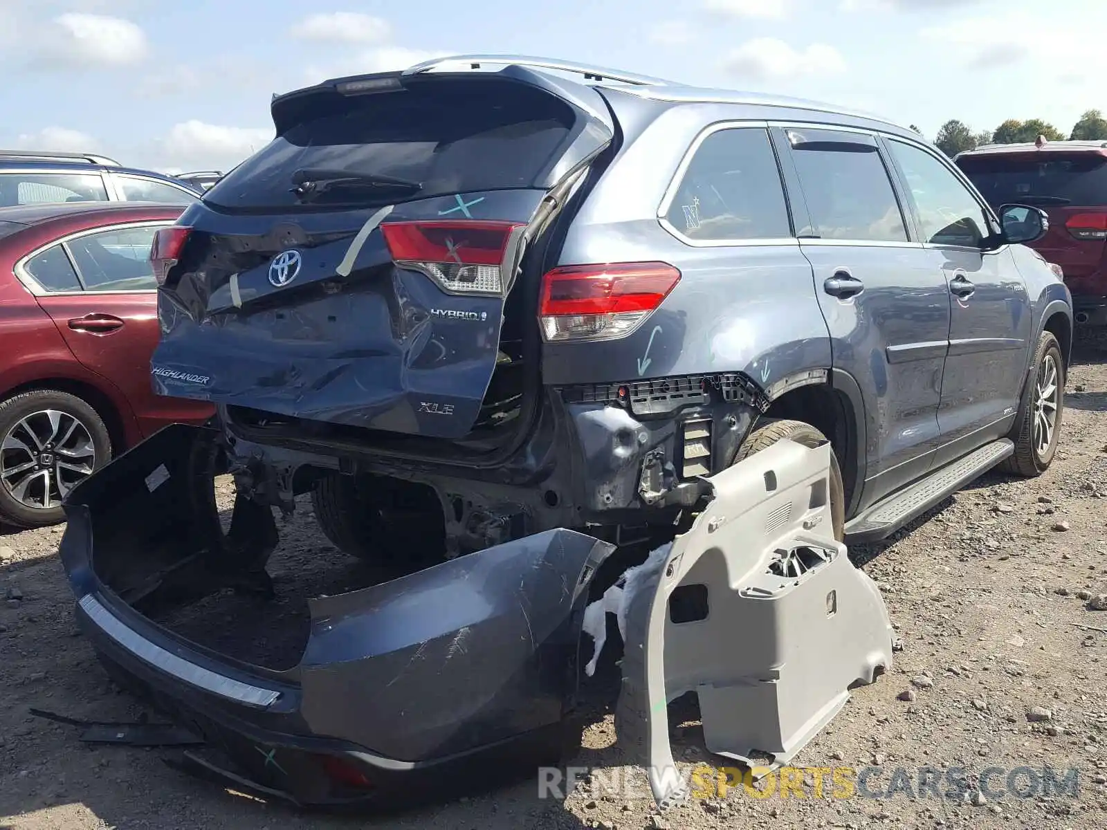 4 Photograph of a damaged car 5TDJGRFH3KS054684 TOYOTA HIGHLANDER 2019
