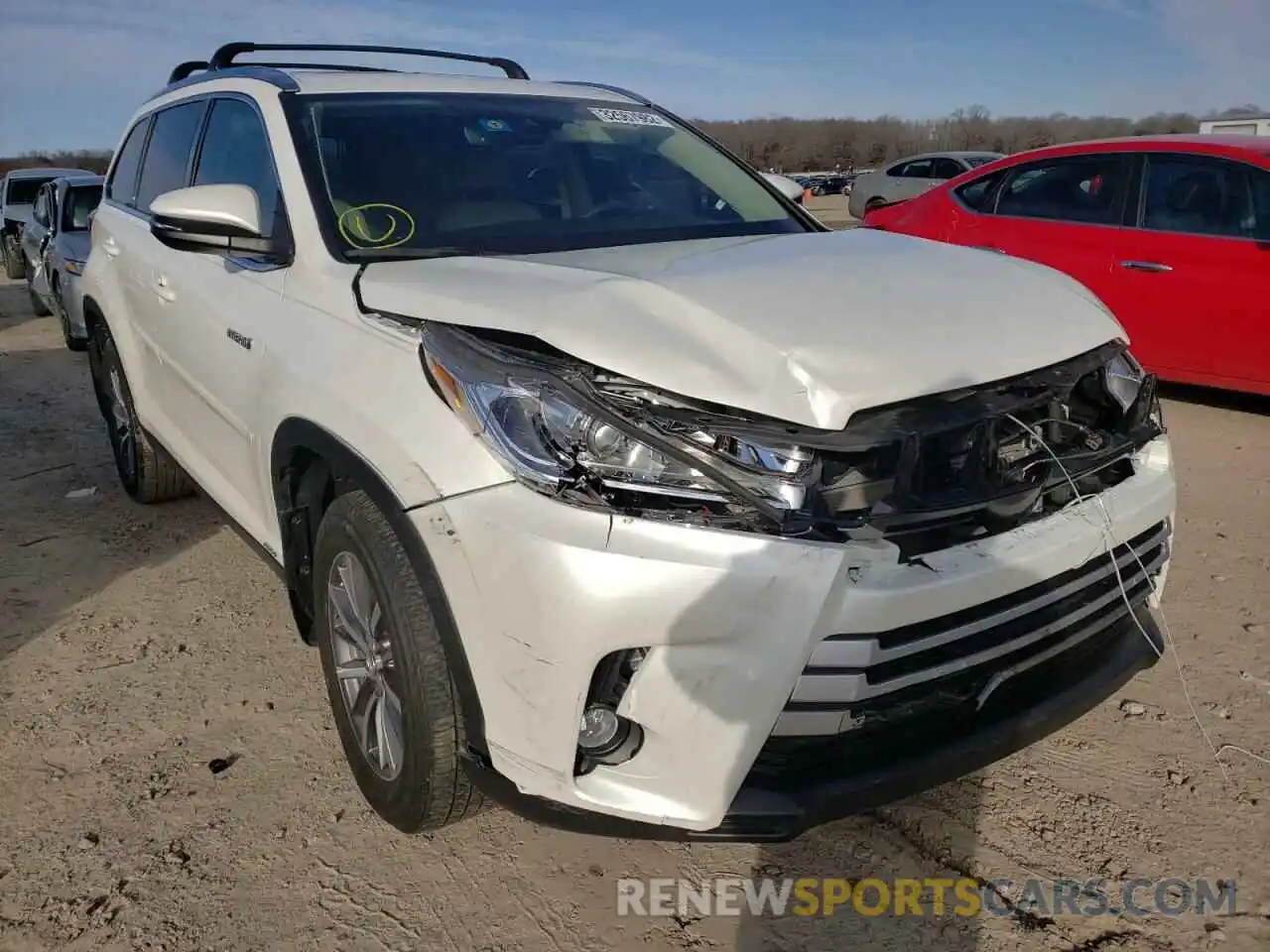 1 Photograph of a damaged car 5TDJGRFH3KS055351 TOYOTA HIGHLANDER 2019