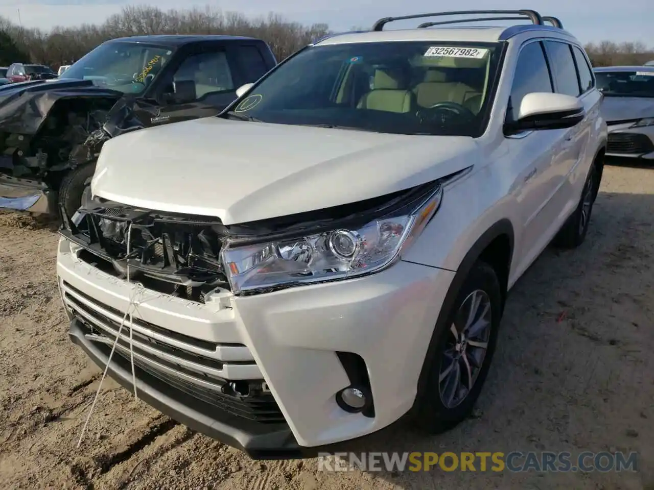 2 Photograph of a damaged car 5TDJGRFH3KS055351 TOYOTA HIGHLANDER 2019