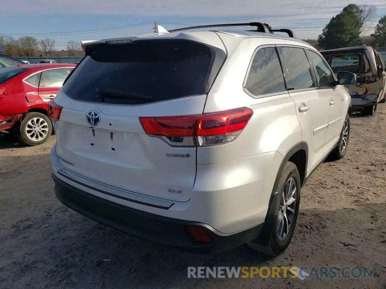 4 Photograph of a damaged car 5TDJGRFH3KS055351 TOYOTA HIGHLANDER 2019