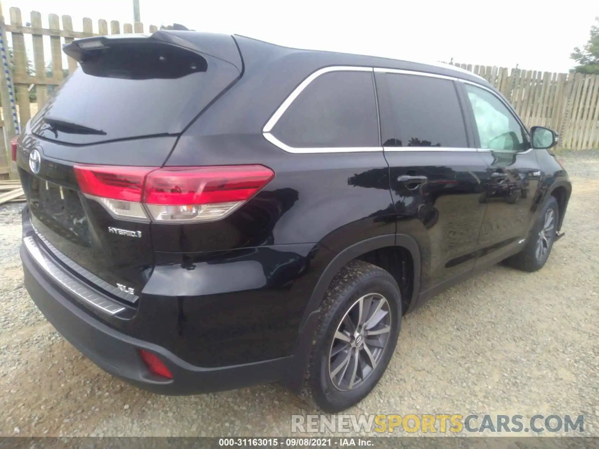 4 Photograph of a damaged car 5TDJGRFH3KS060548 TOYOTA HIGHLANDER 2019