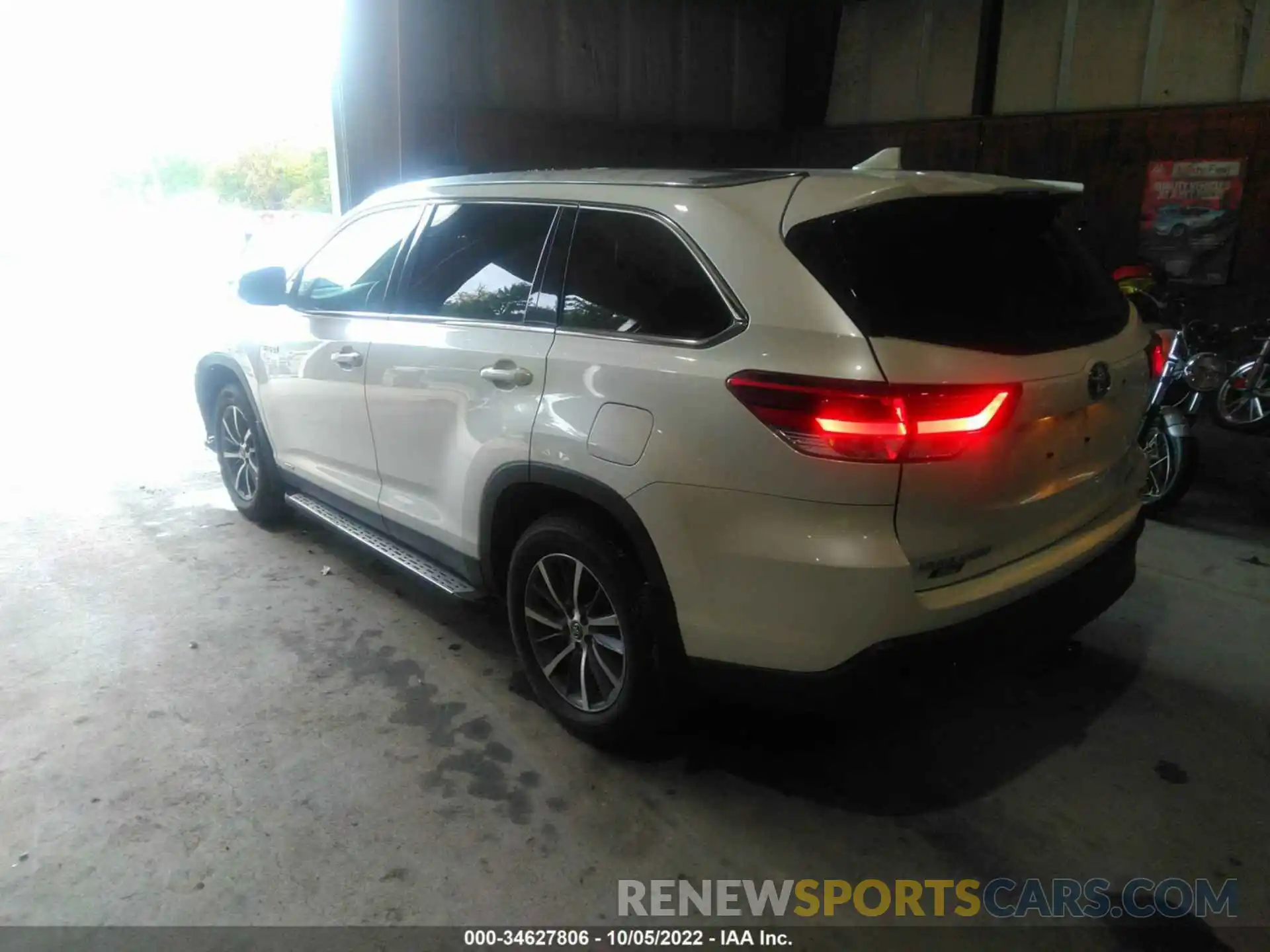 3 Photograph of a damaged car 5TDJGRFH3KS062123 TOYOTA HIGHLANDER 2019