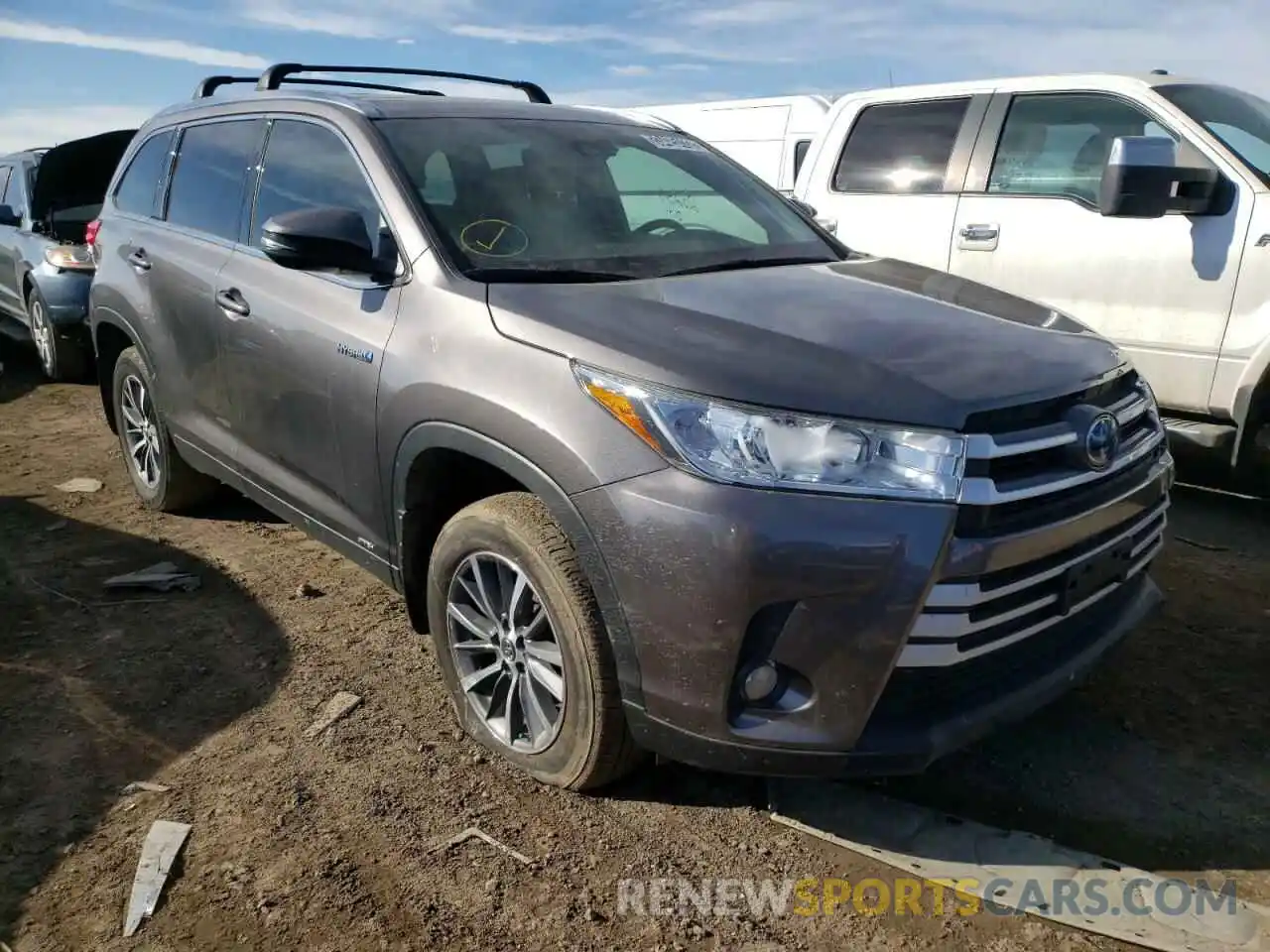 1 Photograph of a damaged car 5TDJGRFH3KS062249 TOYOTA HIGHLANDER 2019