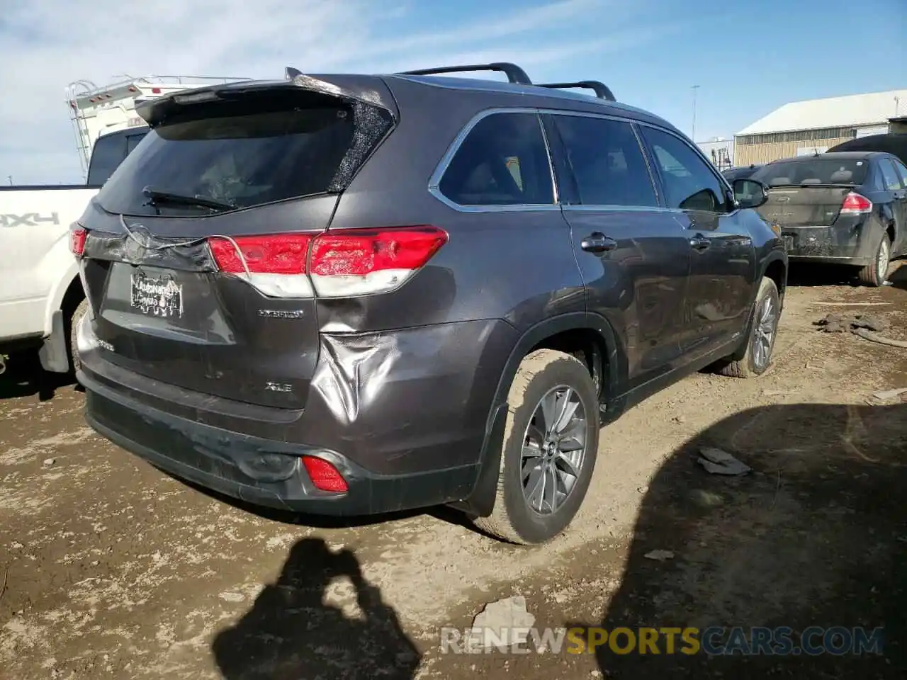 4 Photograph of a damaged car 5TDJGRFH3KS062249 TOYOTA HIGHLANDER 2019