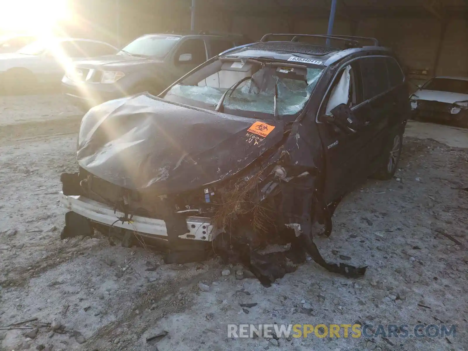 2 Photograph of a damaged car 5TDJGRFH4KS052703 TOYOTA HIGHLANDER 2019