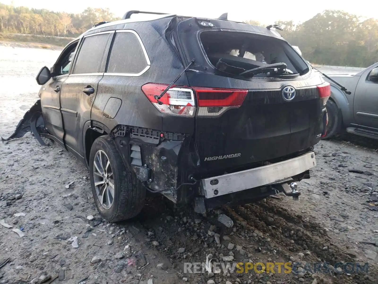 3 Photograph of a damaged car 5TDJGRFH4KS052703 TOYOTA HIGHLANDER 2019