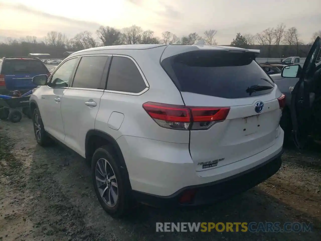 3 Photograph of a damaged car 5TDJGRFH4KS053706 TOYOTA HIGHLANDER 2019