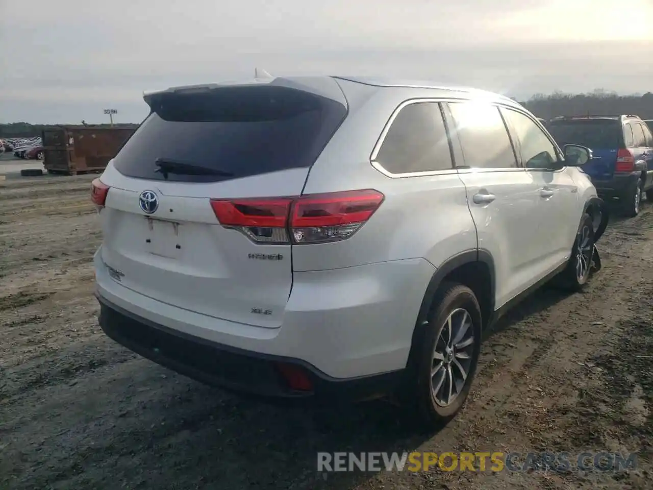 4 Photograph of a damaged car 5TDJGRFH4KS053706 TOYOTA HIGHLANDER 2019