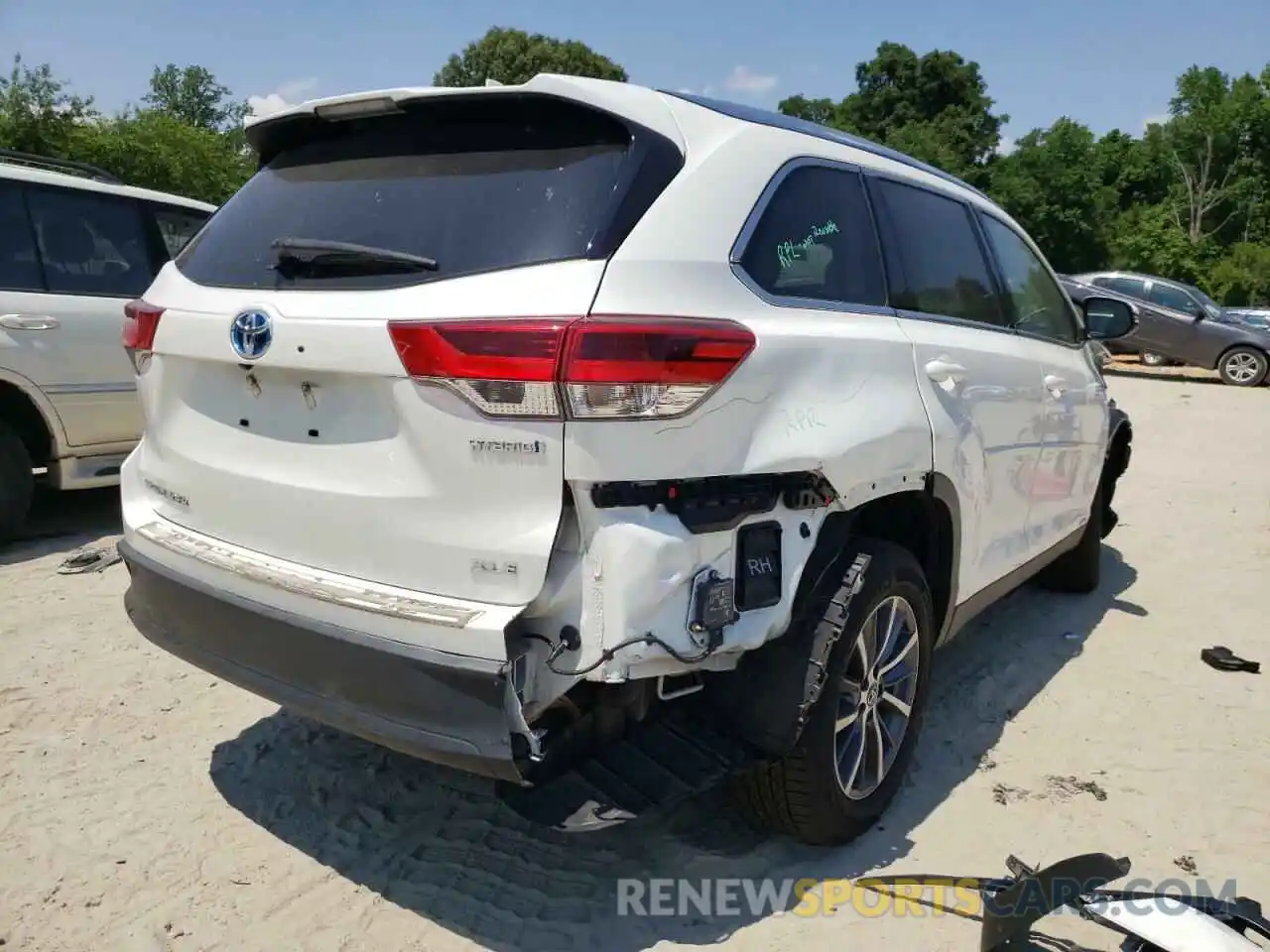 4 Photograph of a damaged car 5TDJGRFH4KS054497 TOYOTA HIGHLANDER 2019