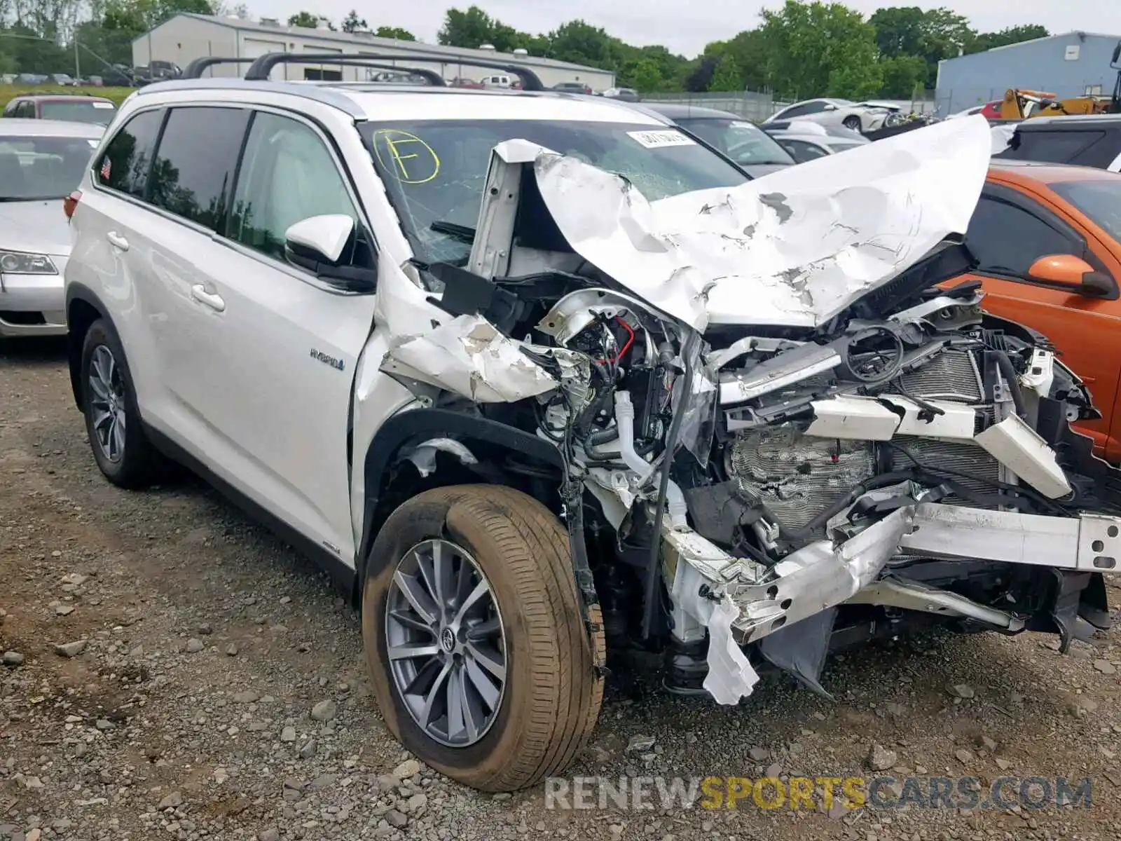 1 Photograph of a damaged car 5TDJGRFH4KS054757 TOYOTA HIGHLANDER 2019