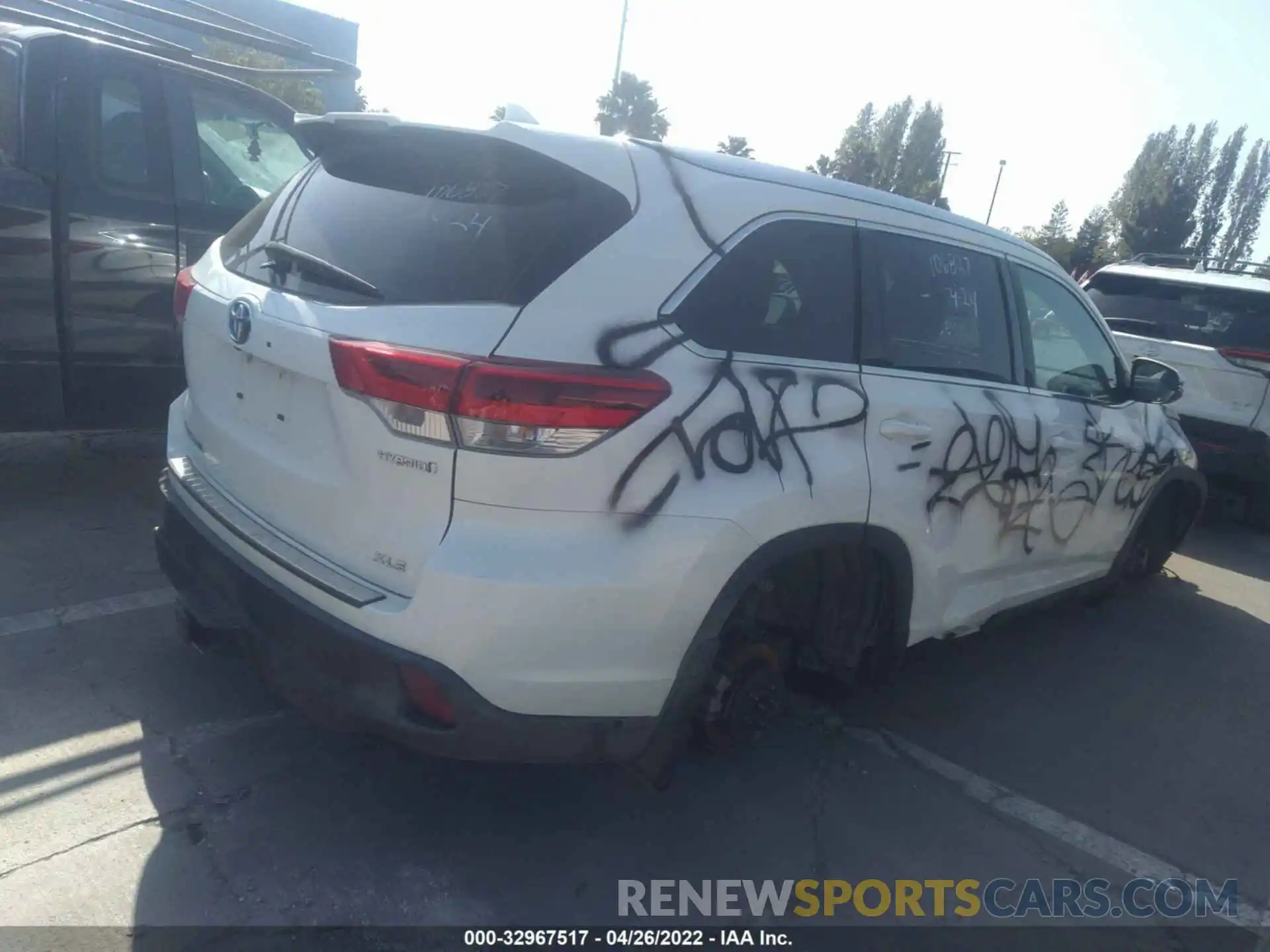 4 Photograph of a damaged car 5TDJGRFH4KS055262 TOYOTA HIGHLANDER 2019