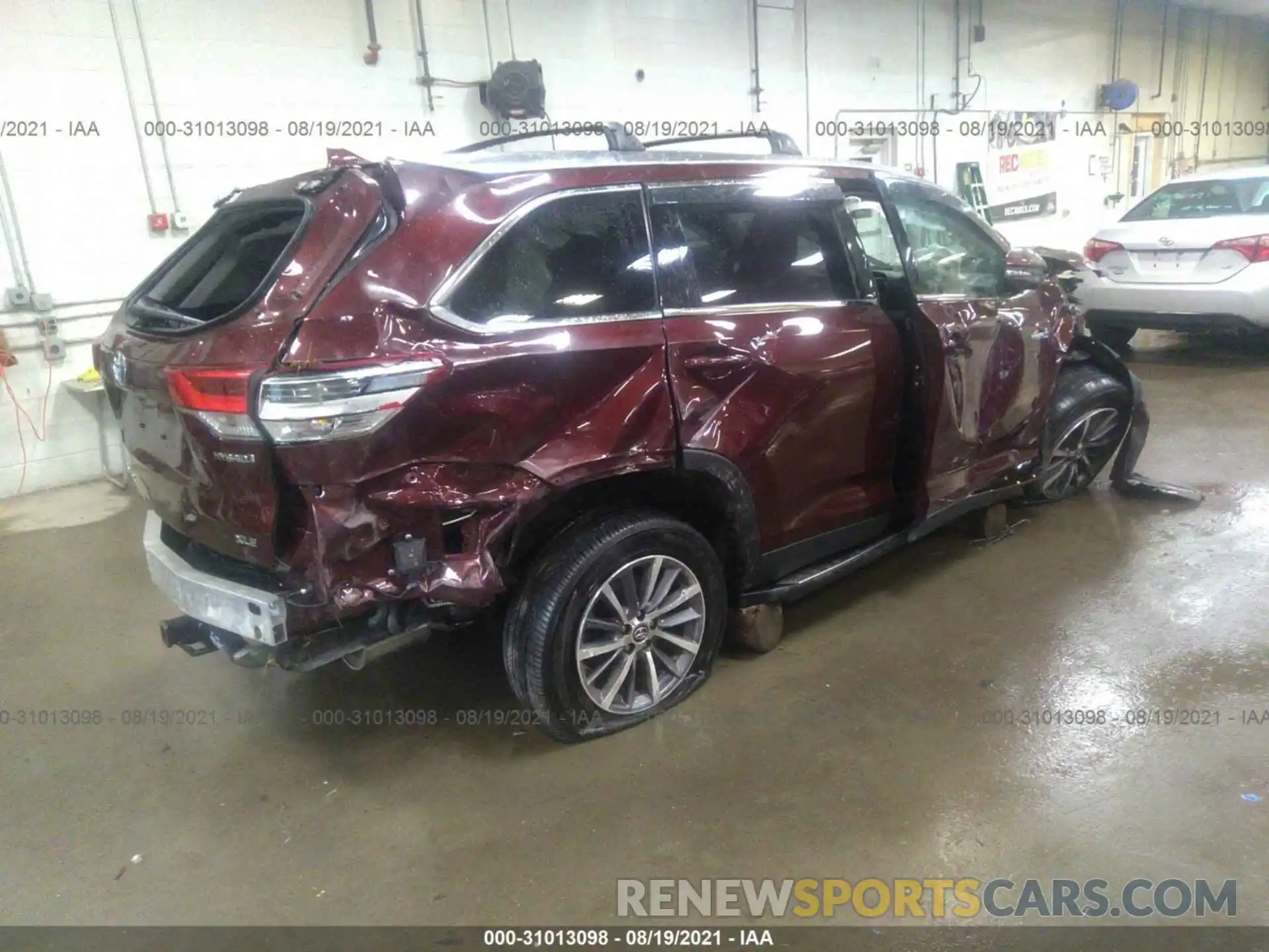 4 Photograph of a damaged car 5TDJGRFH4KS059070 TOYOTA HIGHLANDER 2019